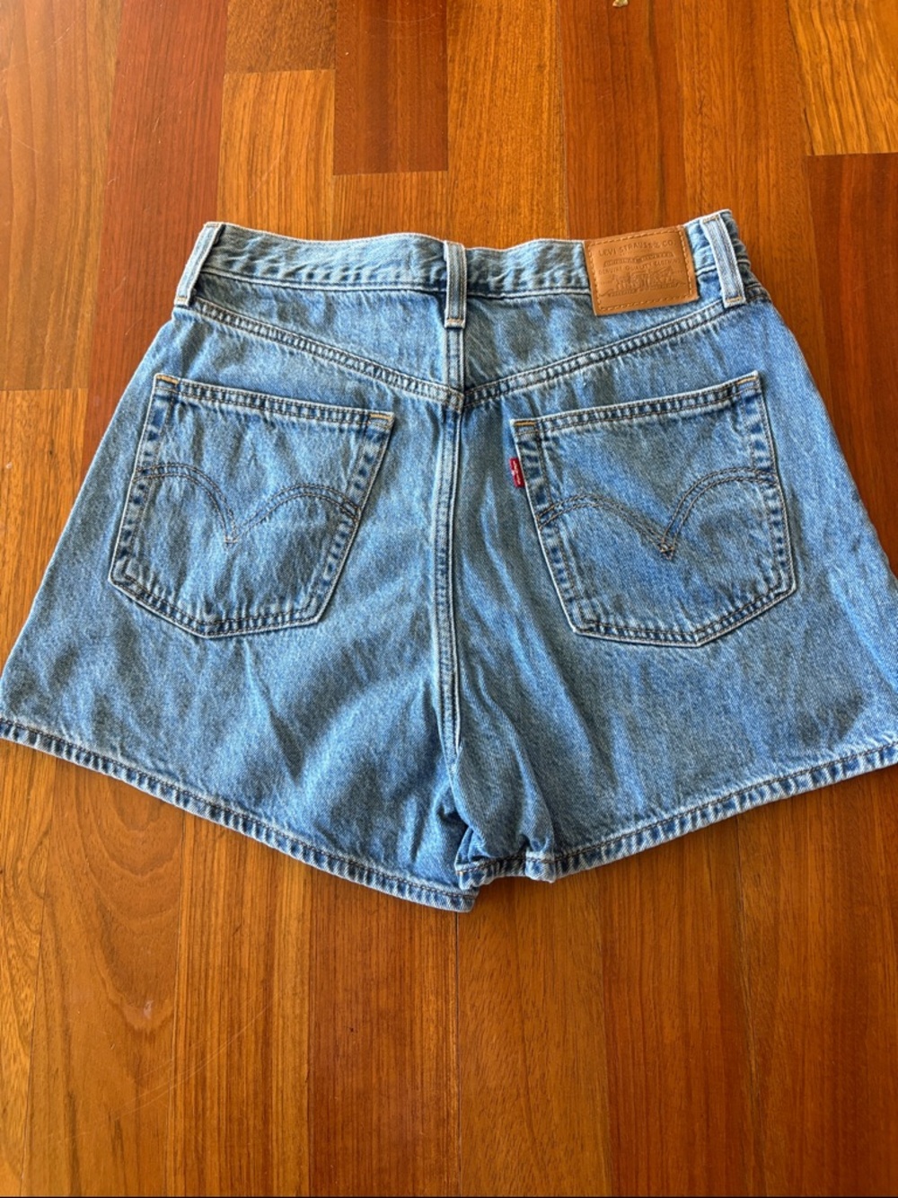 Levi's Women's High Loose shorts 29”